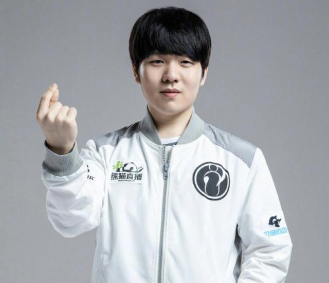 Rookie在TES比赛中出色发挥，出色发挥引发热议！热度持续攀升(rookie vs showmaker)