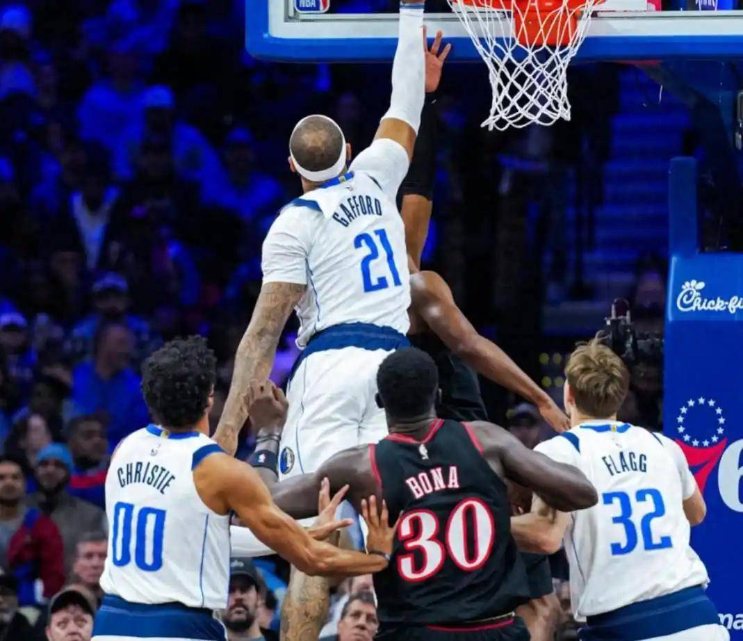 爱游戏-转会期费城76人扳平良机——CBA常规赛节点到来，悬念犹存，轮换策略成焦点(费城76人队球星恩比德赛季报销)